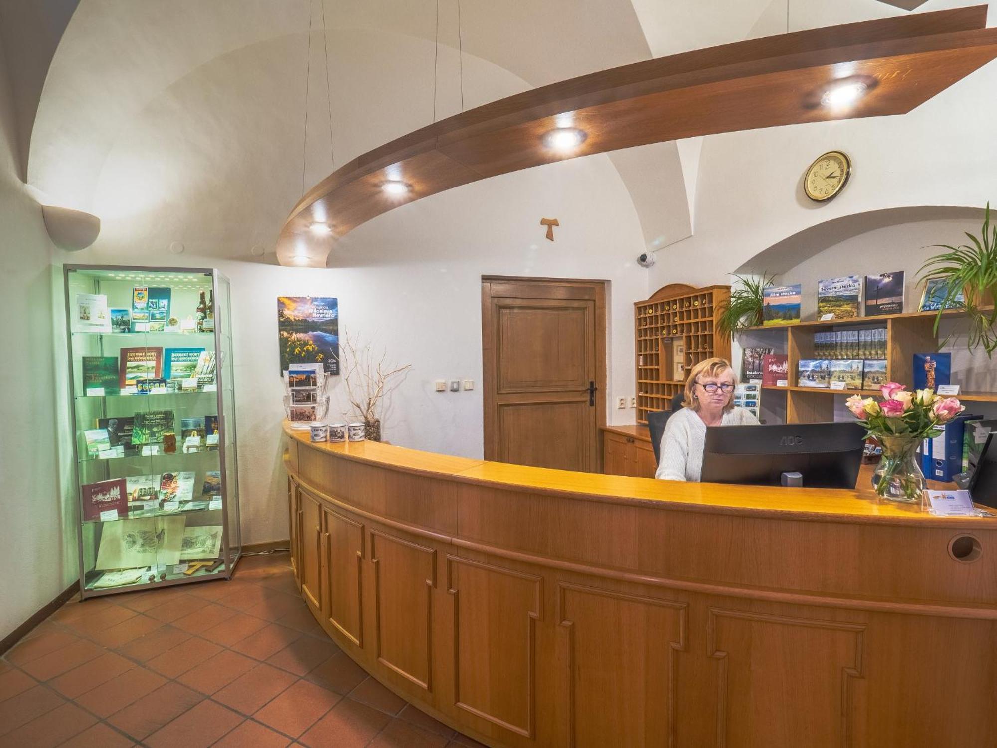 Klaster Hejnice - Vzdelavaci, Konferencni A Poutni Dum Buitenkant foto