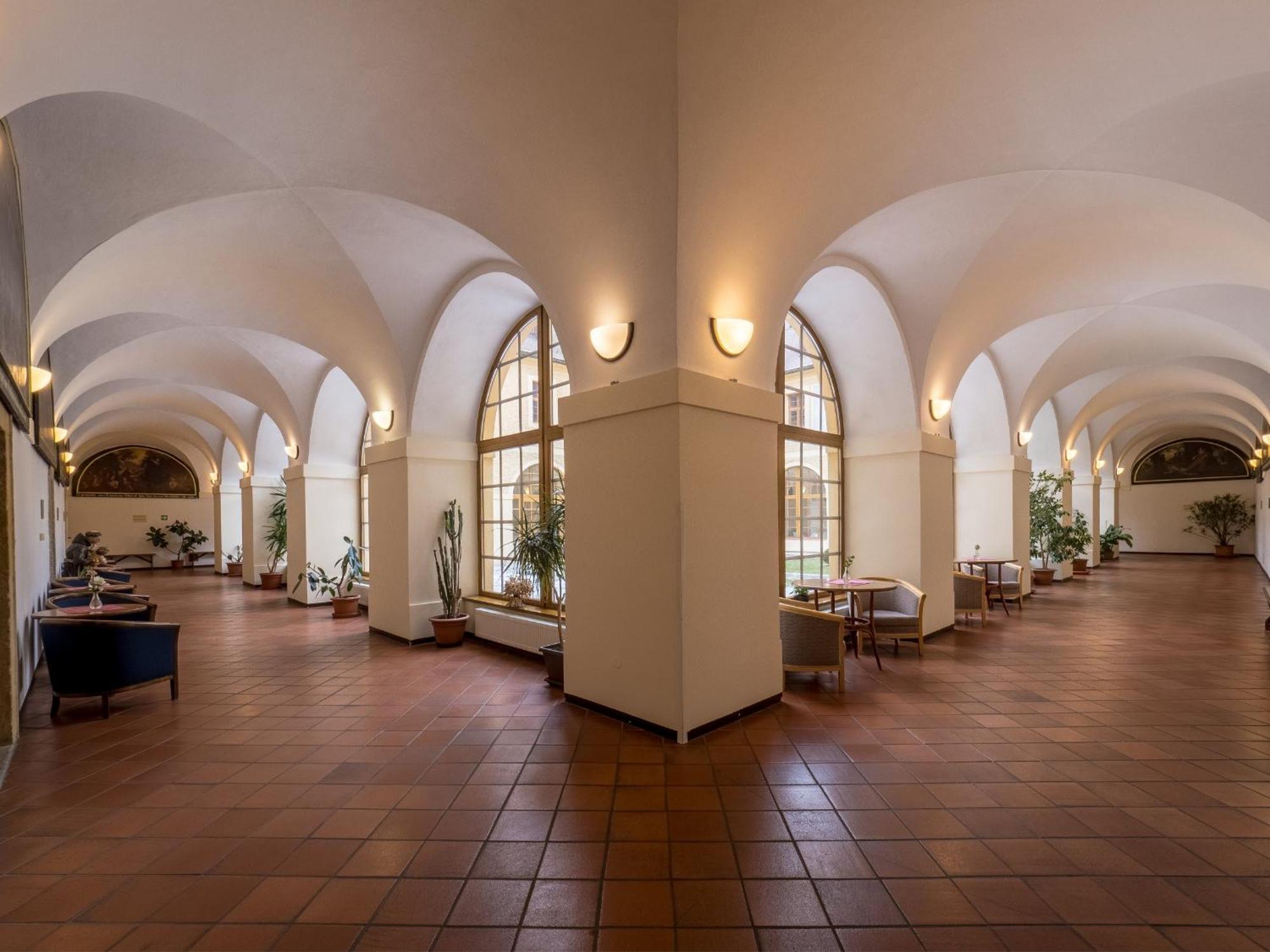 Klaster Hejnice - Vzdelavaci, Konferencni A Poutni Dum Buitenkant foto